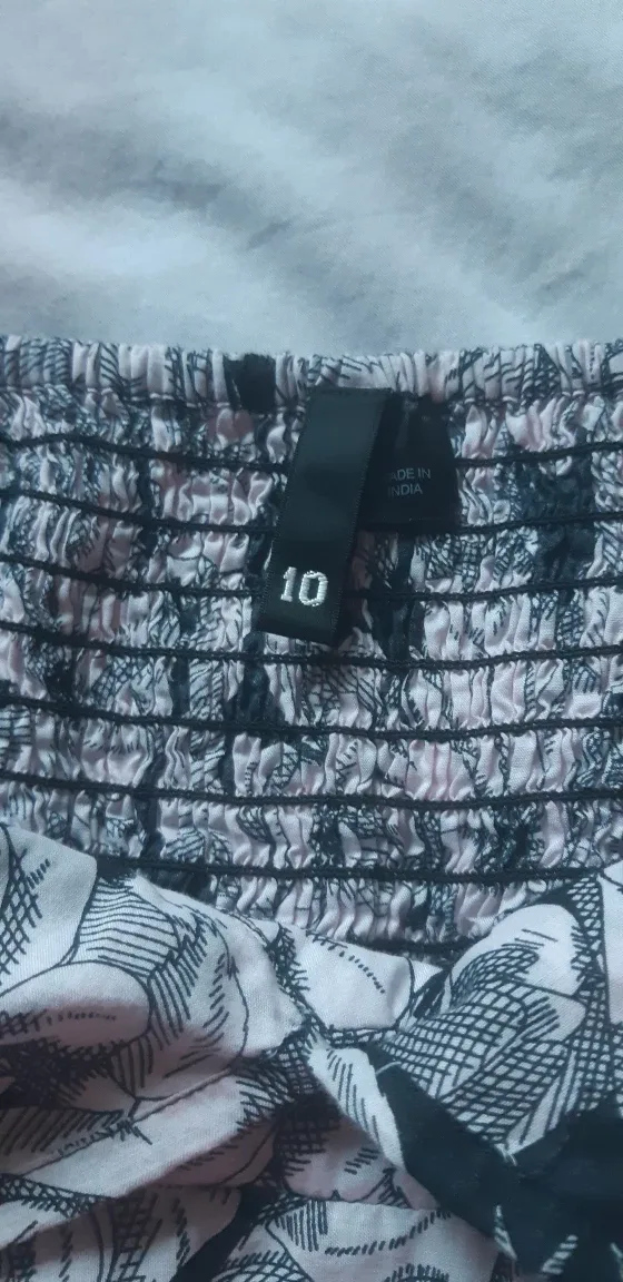 H&M Floral Dress - Size 10 image indicator(4)