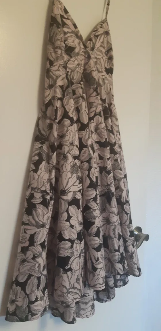 H&M Floral Dress - Size 10 image indicator(7)