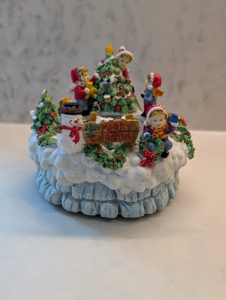 Santa's Skating Pond Wind-up Music Box With Skating Person image indicator(4)