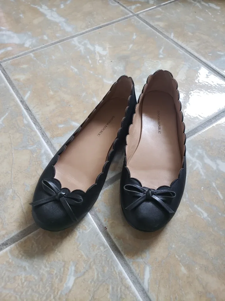 Banana Republic Black Leather Flats 🇨🇦 thumbnail