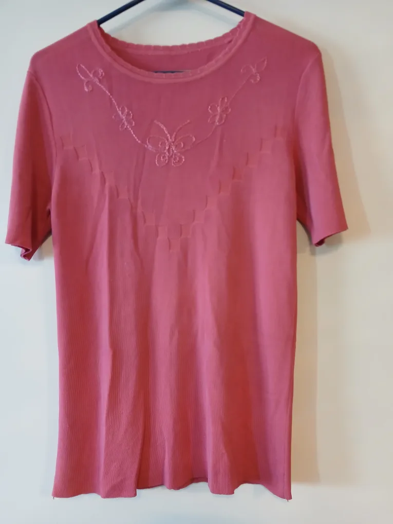 🇨🇦 🍁Pink Short Sleeve Top. Medium. It's available.  NO HOLDS. thumbnail