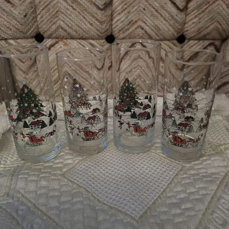 Set of 4 Holiday Drinking Glasses image indicator(2)