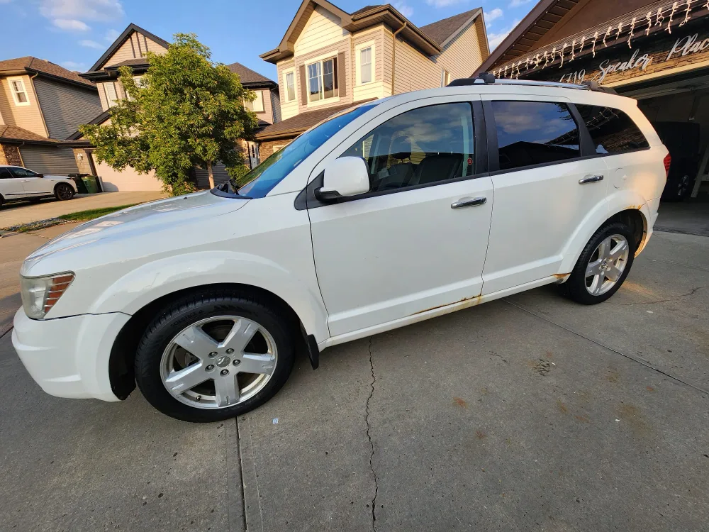 White Dodge Journey SUV - Used image indicator(3)