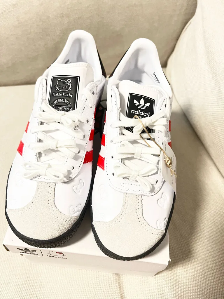 Adidas x Hello Kitty Gazelle J - Size 4Y US(Fits W6/6.5) image indicator(5)