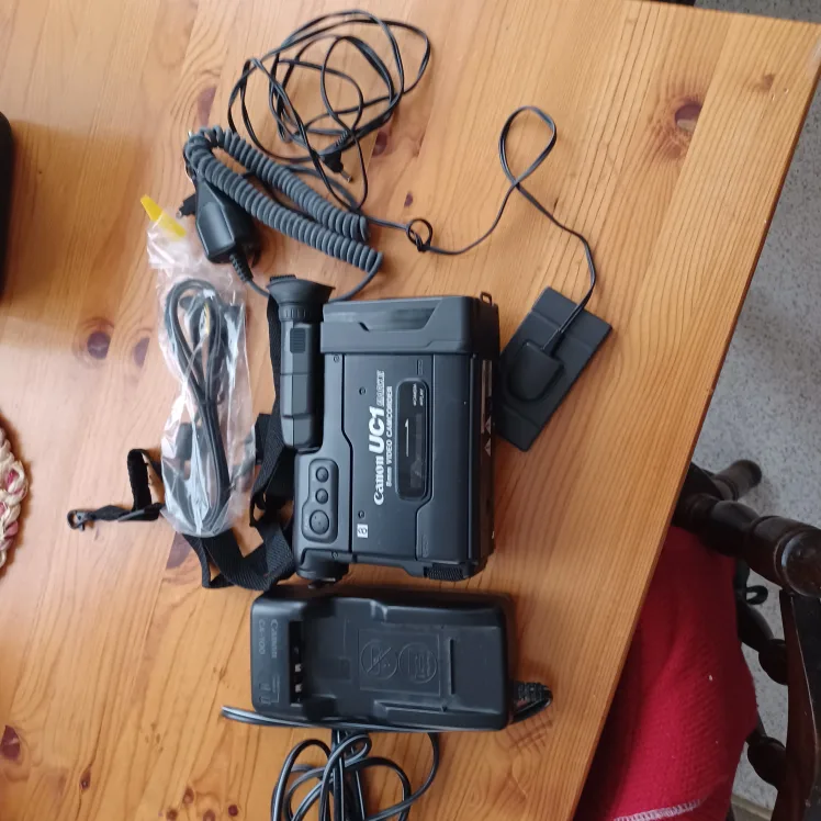 Canon UC1 Hi8 8mm Video Camcorder thumbnail