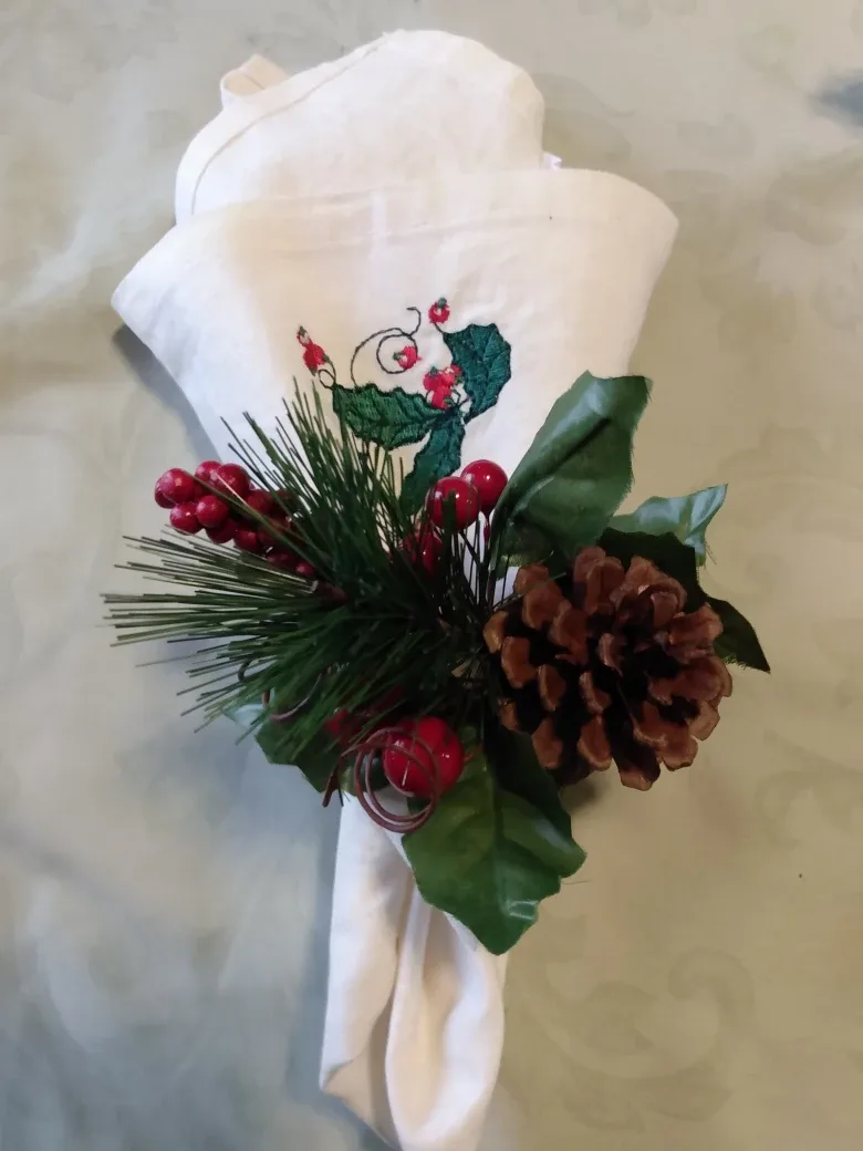 Festive Holiday Napkin Rings (Set of 4) image indicator(5)