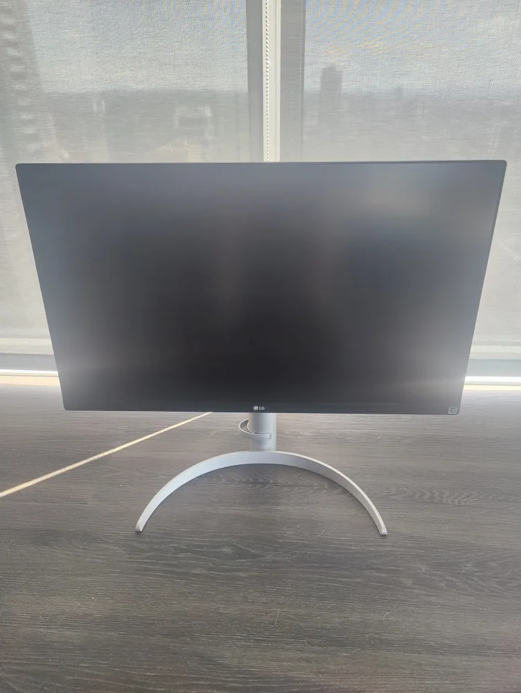 LG 27" 4K UHD Monitor image indicator(2)