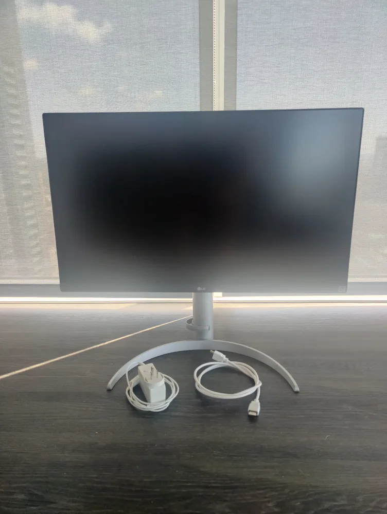 LG 27" 4K UHD Monitor image indicator(3)