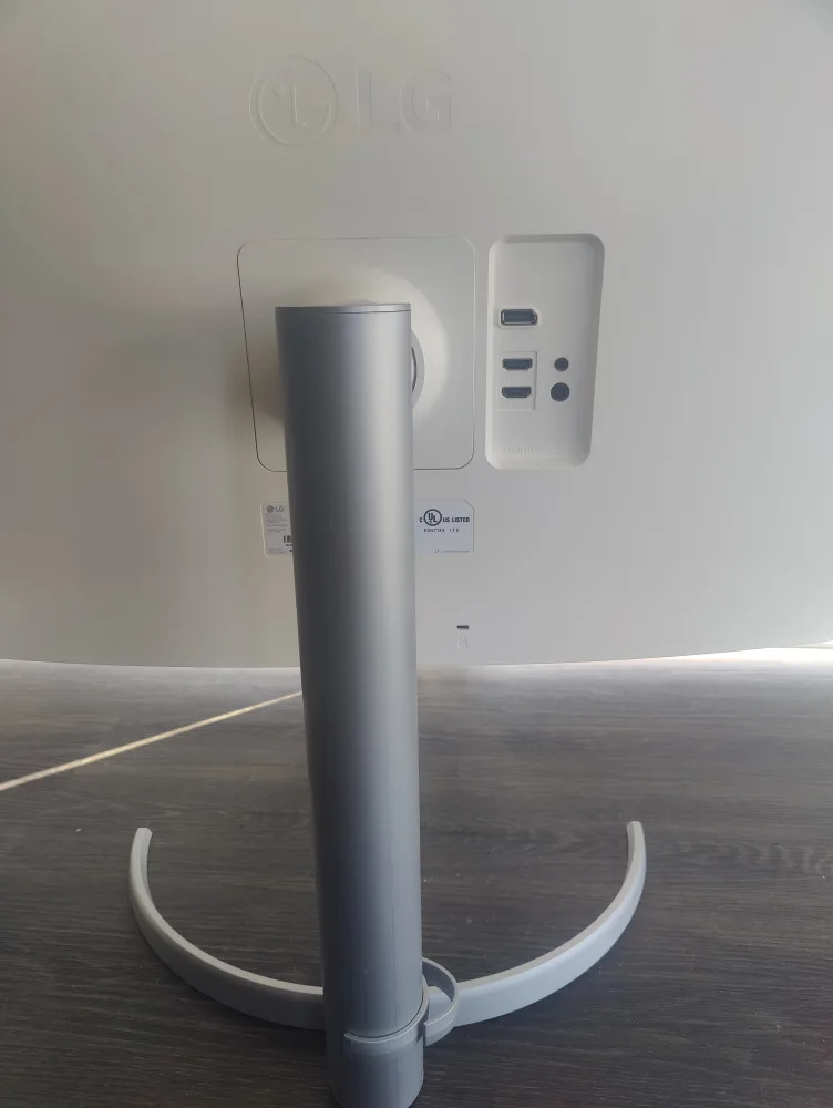 LG 27" 4K UHD Monitor image indicator(4)