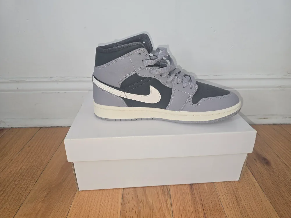 Nike Air Jordan 1 Mid Smoke Grey image indicator(2)