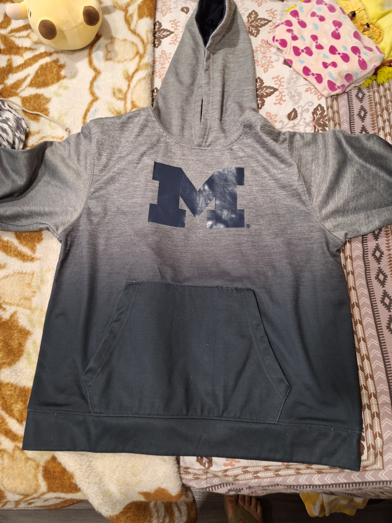 Colosseum Youth Michigan Hoodie - Size XL