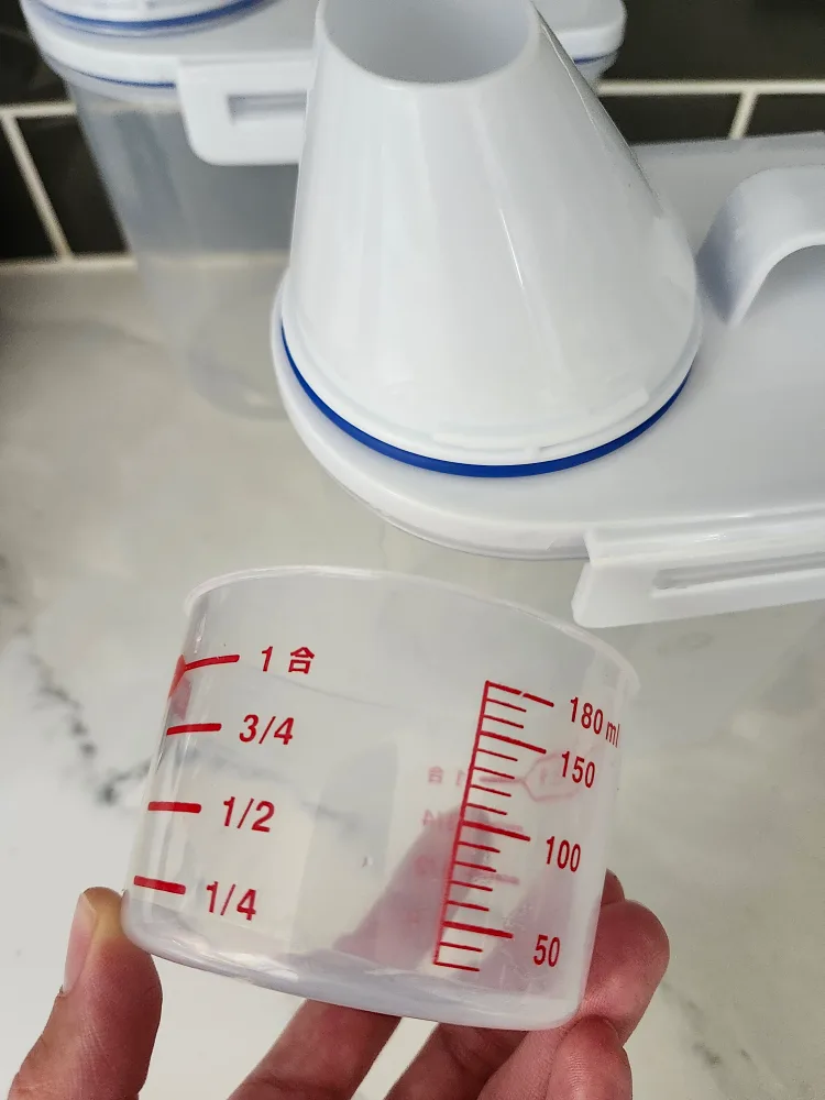 Airtight Food Storage Containers with Measuring Cup image indicator(2)