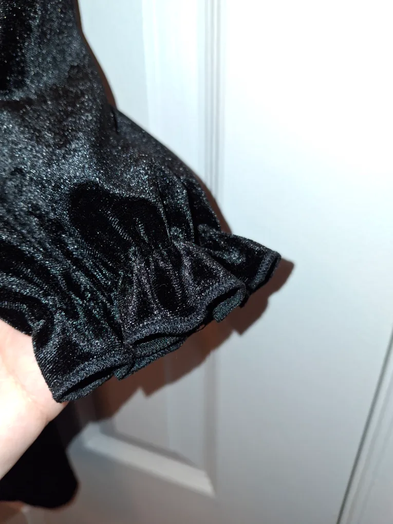 Black velvet dress image indicator(3)