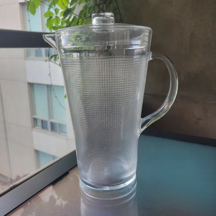 🇨🇦 Clear Plastic Pitcher with Lid thumbnail