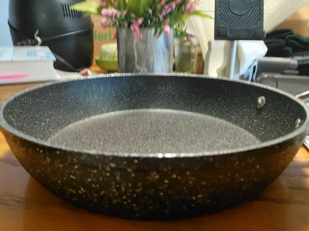 The Rock frying pan with lid image indicator(2)