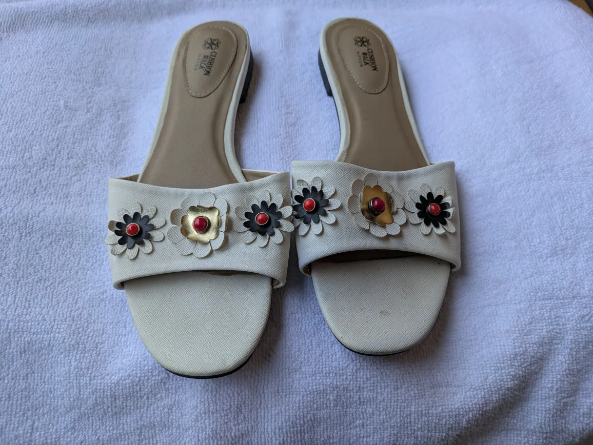 Avon Cushion Walk White Floral Sandals - Size 8 thumbnail