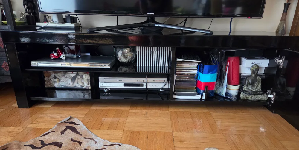 Lacquered black TV Stand - 59x16x17 inches image indicator(4)