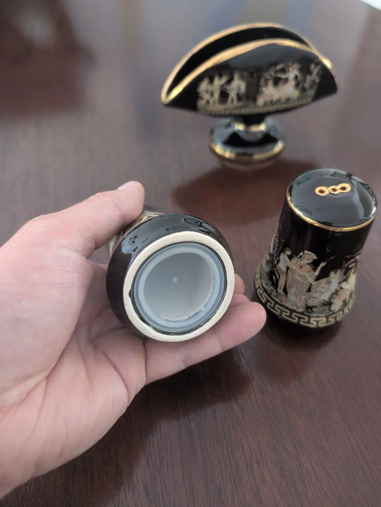 24k Gold Napkin Holder & Salt/Pepper Shakers image indicator(8)