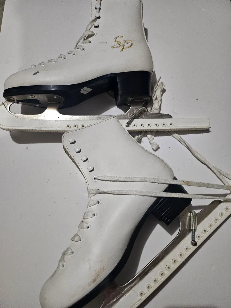 SP Figure Skates - Size 9 🇨🇦 thumbnail