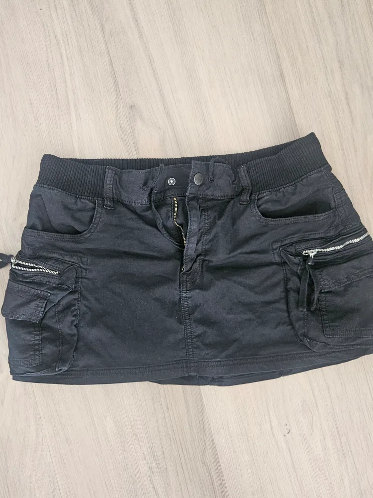 American Eagle Black Mini Skirt - Size 8 thumbnail