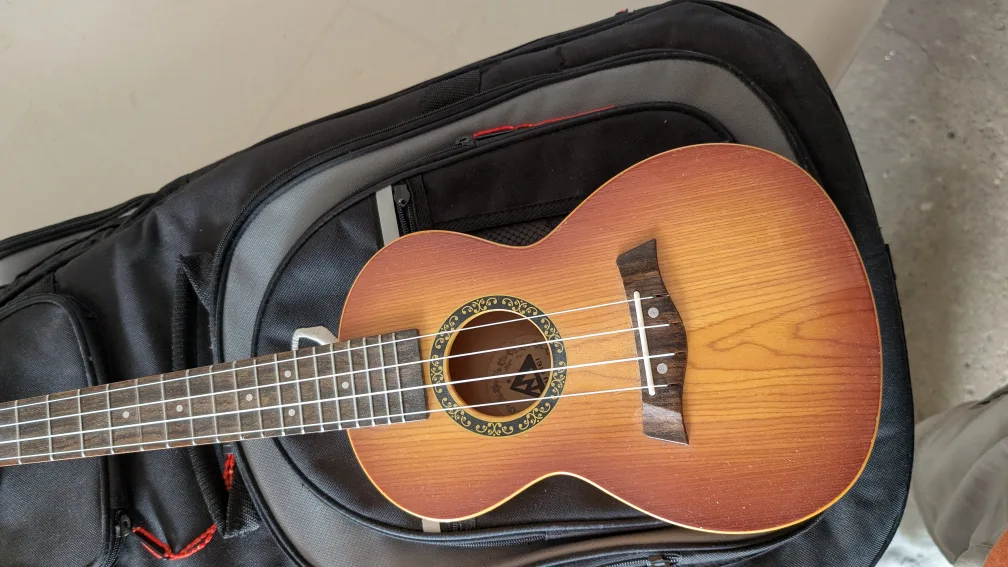 👀-WOW Liu Mei Ukulele with Case FCFS thumbnail