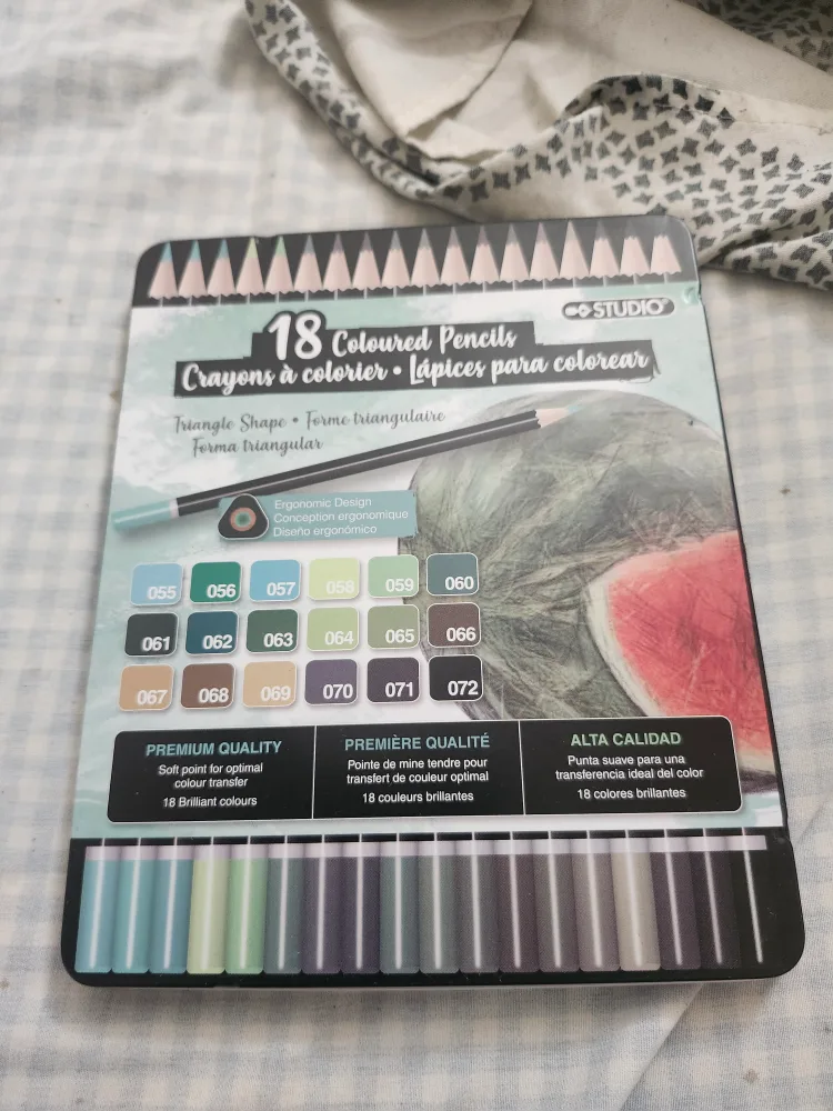 Color Creatives Christmas Coloring Book & Studio Colour Pencils image indicator(8)