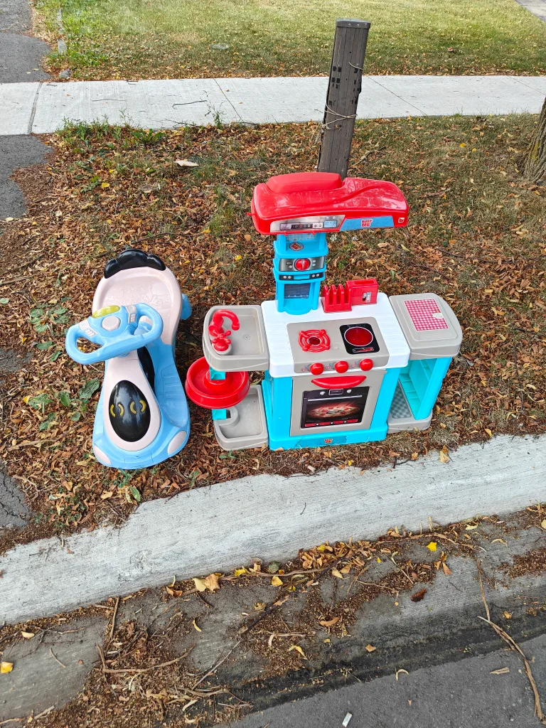 Free Kids' Toy Bundle thumbnail