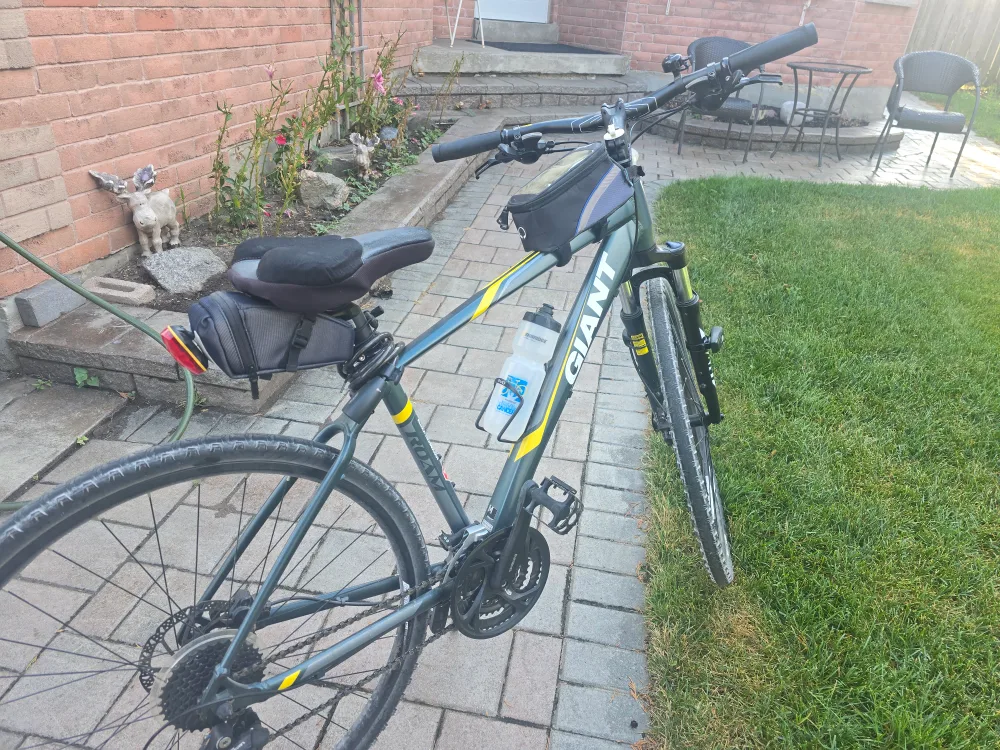 Giant Hybrid bike thumbnail
