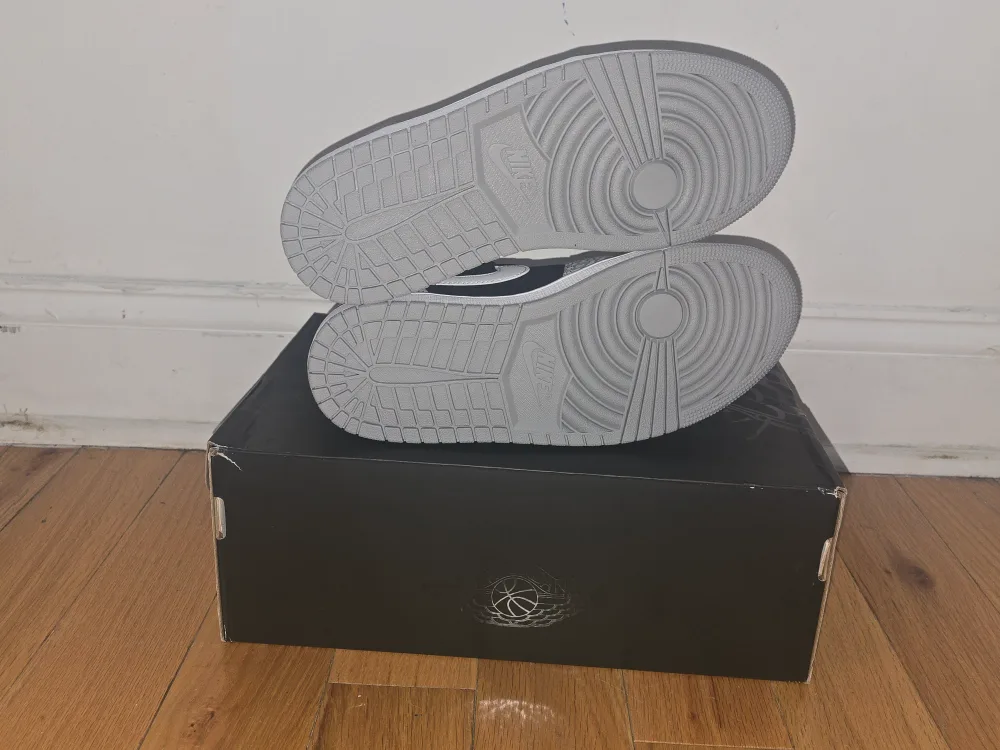 Nike Air Jordan 1 Mid Cement Grey Size 8 image indicator(2)