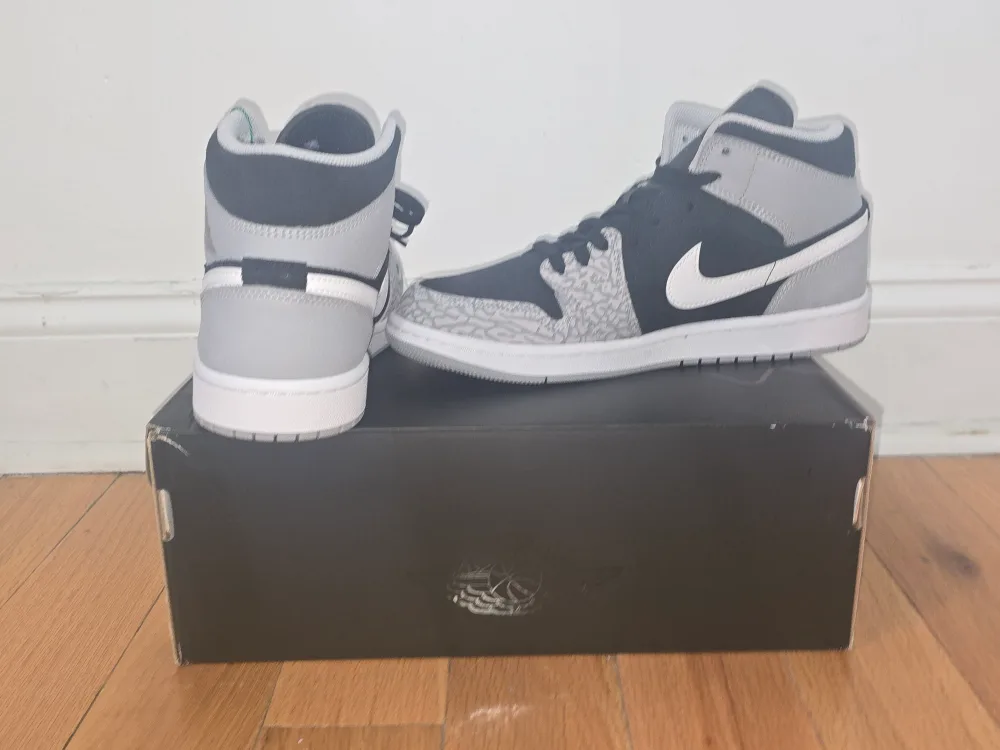 Nike Air Jordan 1 Mid Cement Grey Size 8 image indicator(3)