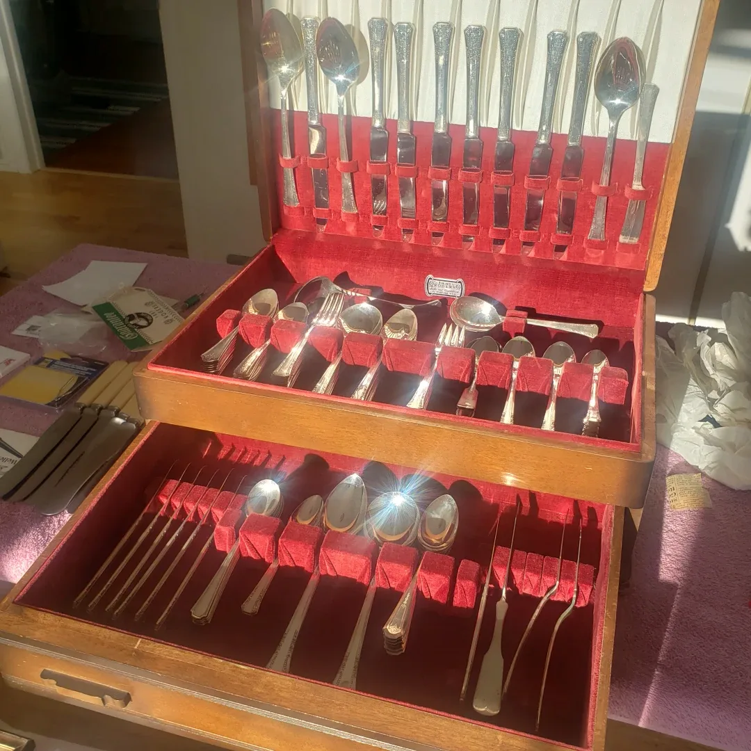 Heirloom Silverware Set in Wooden Case image indicator(2)