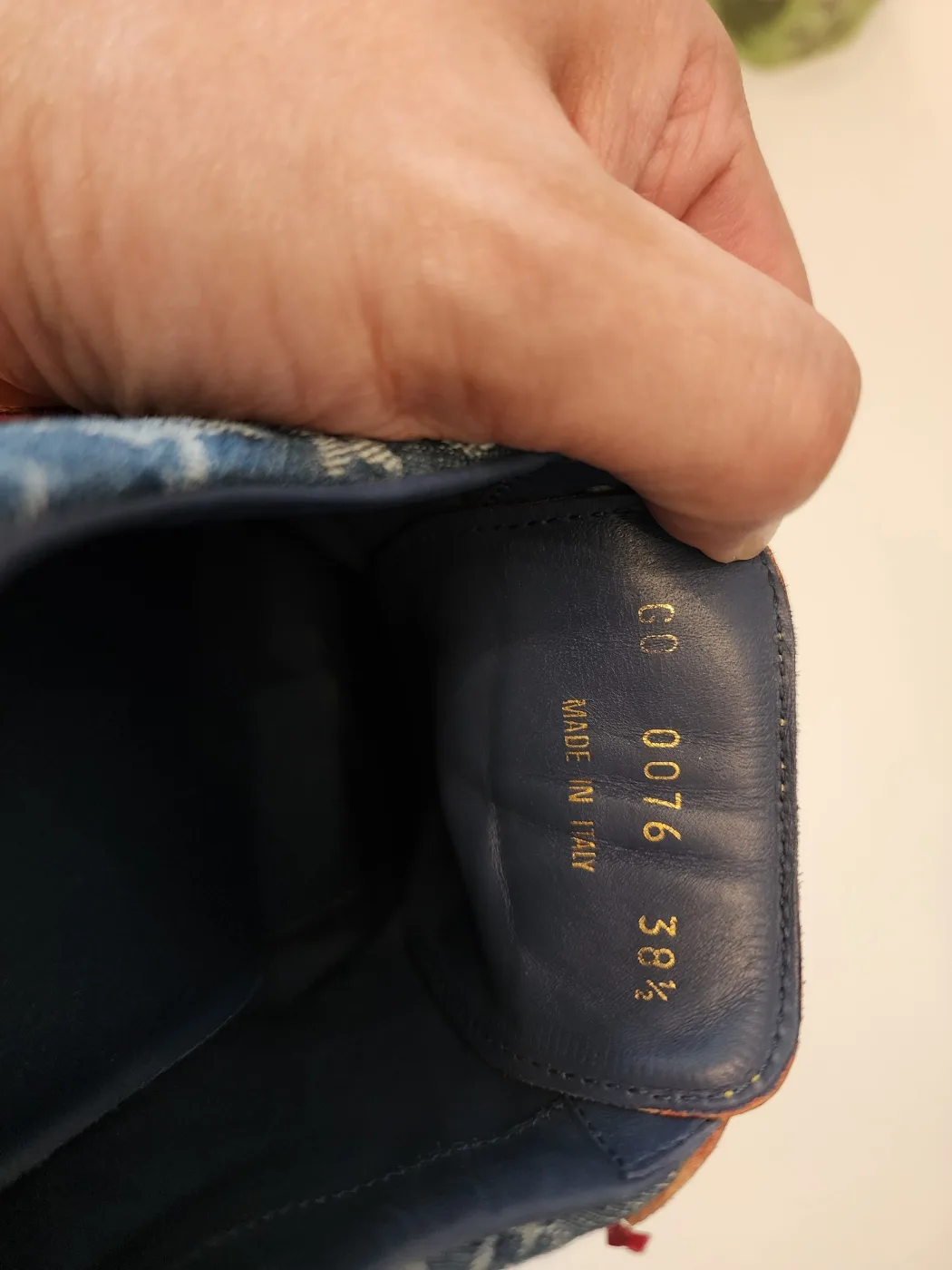 Retro Louis Vuitton Sneakers – Excellent Condition image indicator(8)