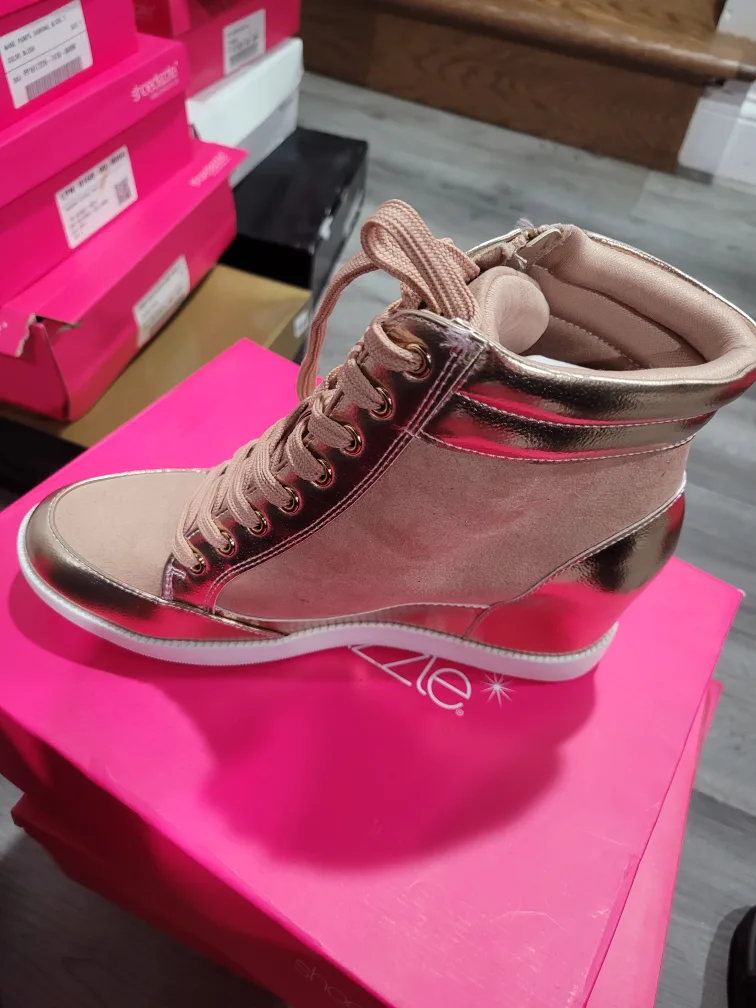 ShoeDazzle Shanta Blush Sneakers Size 9 thumbnail