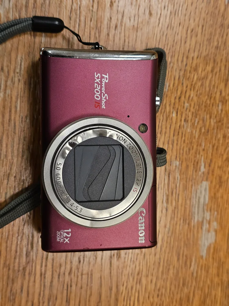 Canon PowerShot SX200 IS Digital Camera thumbnail