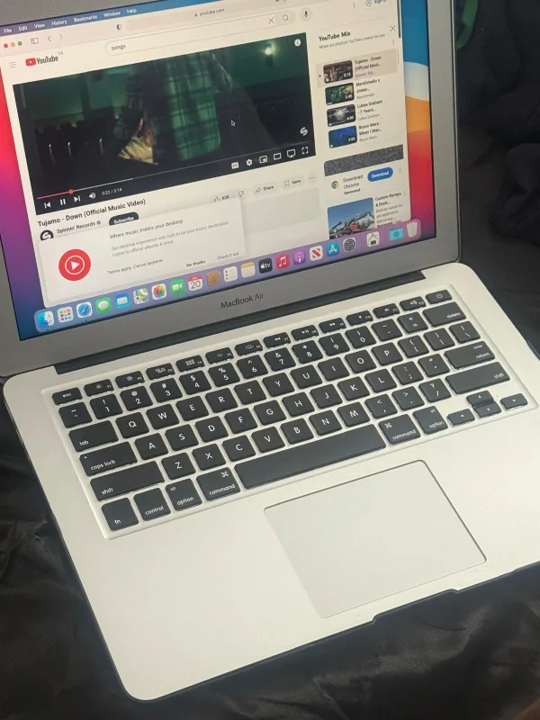MacBook Air (2014) no fault! Looks new! image indicator(7)