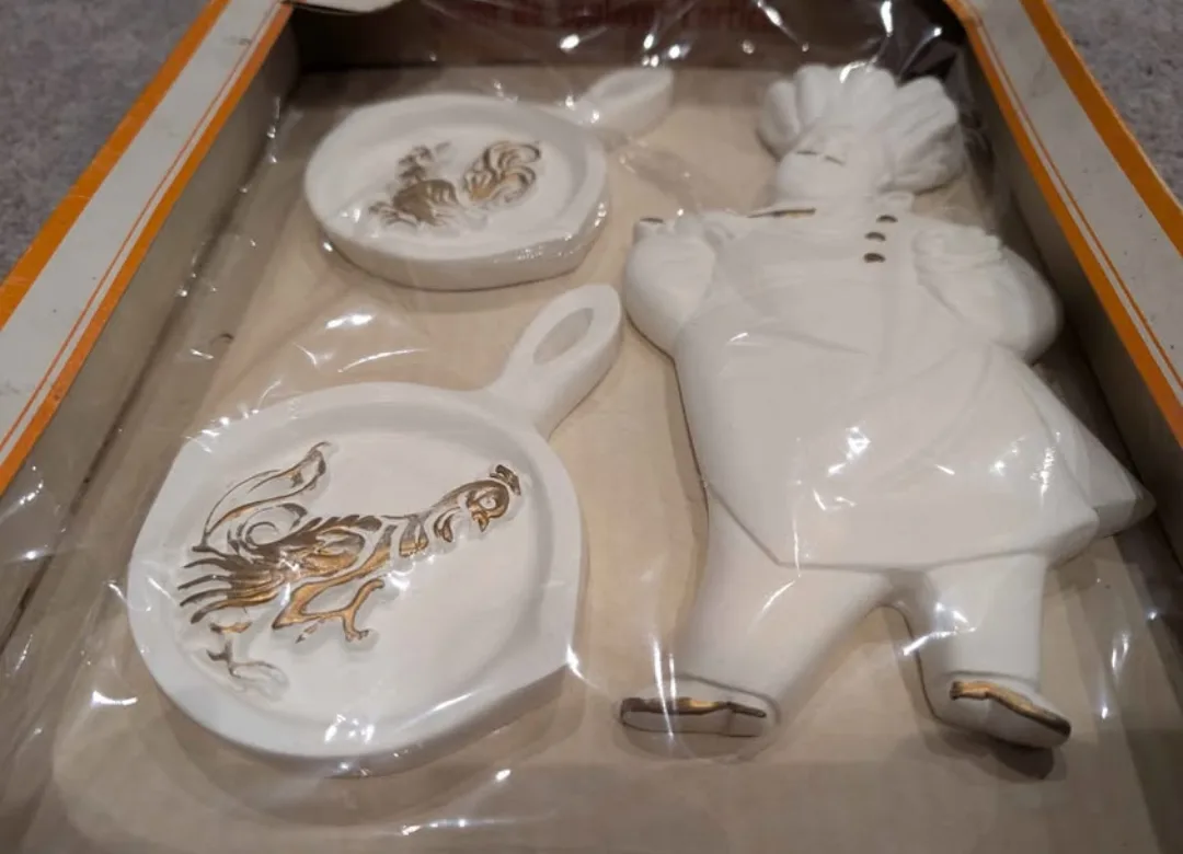 Retro Chalkware Wall Decor image indicator(3)