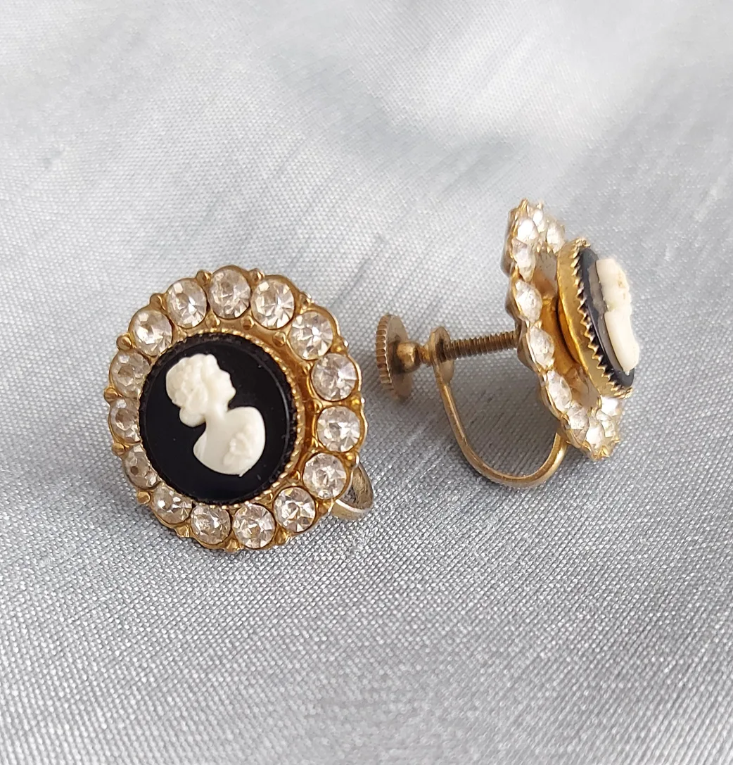 Cameo Pendant Necklace & Earrings Set image indicator(4)