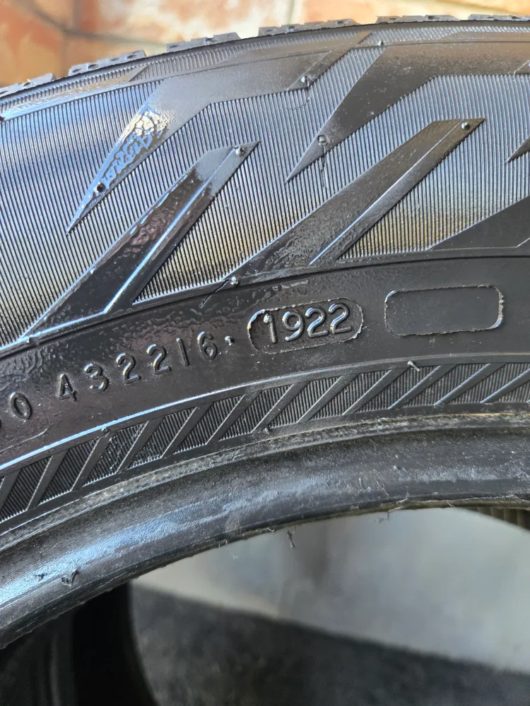 Nokian Hakkapeliitta R5 SUV 245/60R18 Winter Tires (Set of 4) image indicator(6)