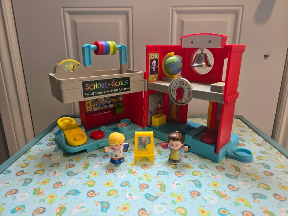 Fisher-Price Little People Friendly School - Bilingual Edition thumbnail