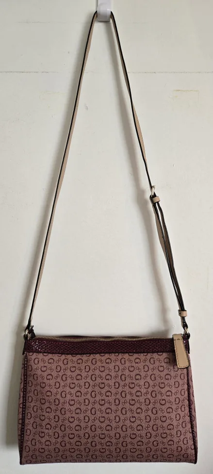 Fashion GUESS Burgundy Monogram Purse/Cross Body/Pochette Bag