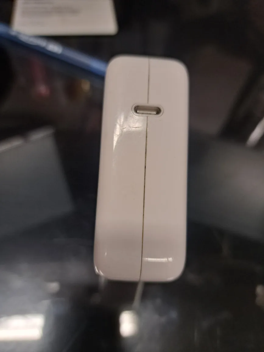 Apple USB-C Power Adapter image indicator(2)