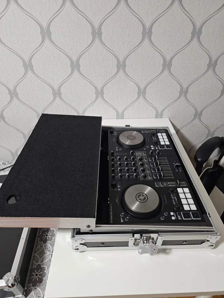Traktor Kontrol S3 DJ Controller with Case image indicator(3)