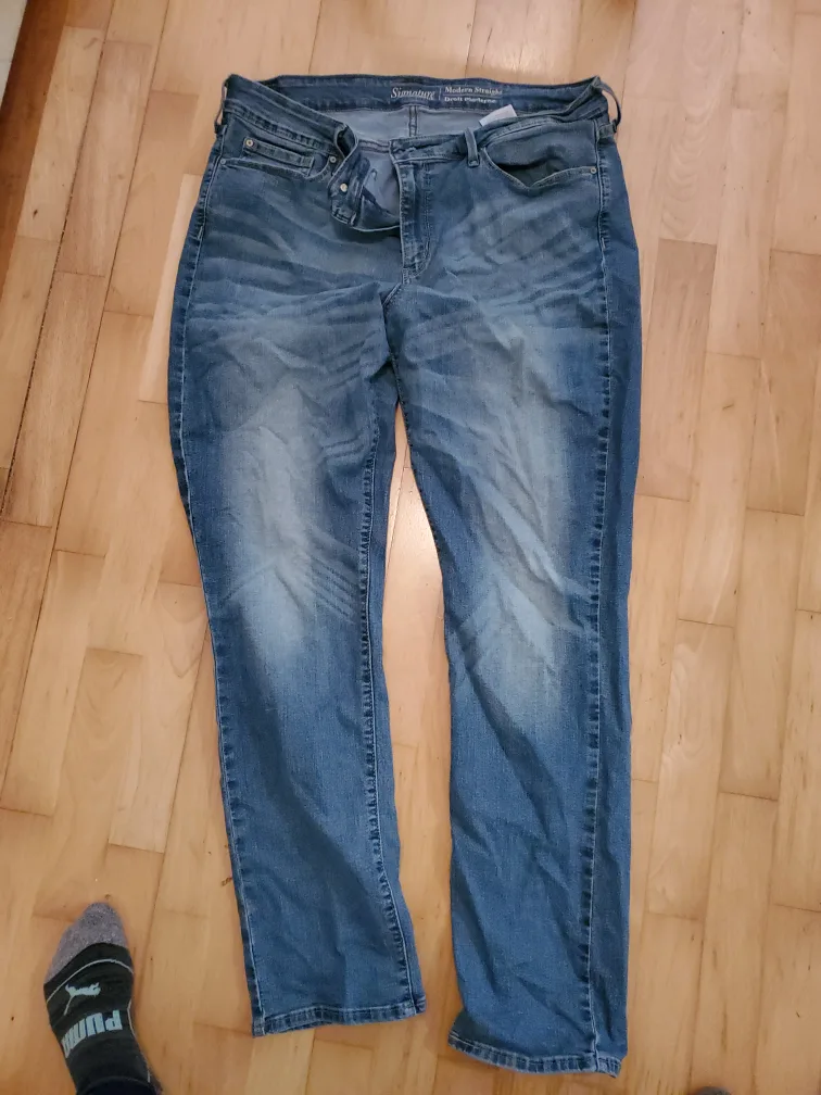 Signature Levi Strauss Modern Straight Jeans thumbnail