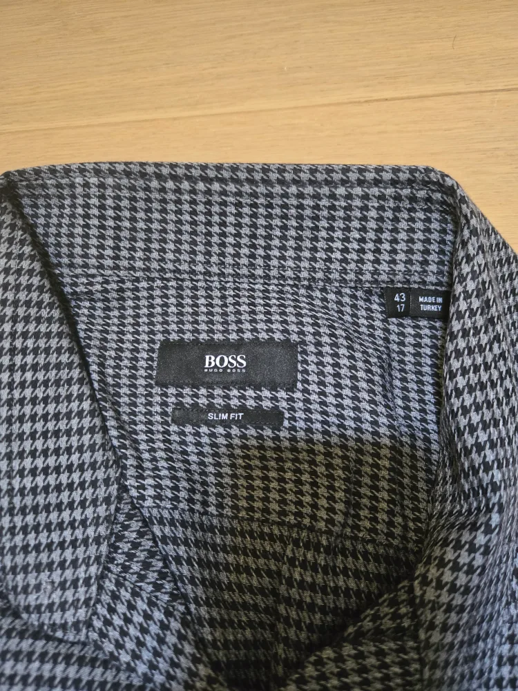 Hugo Boss Slim Fit Shirt - Size 17 thumbnail