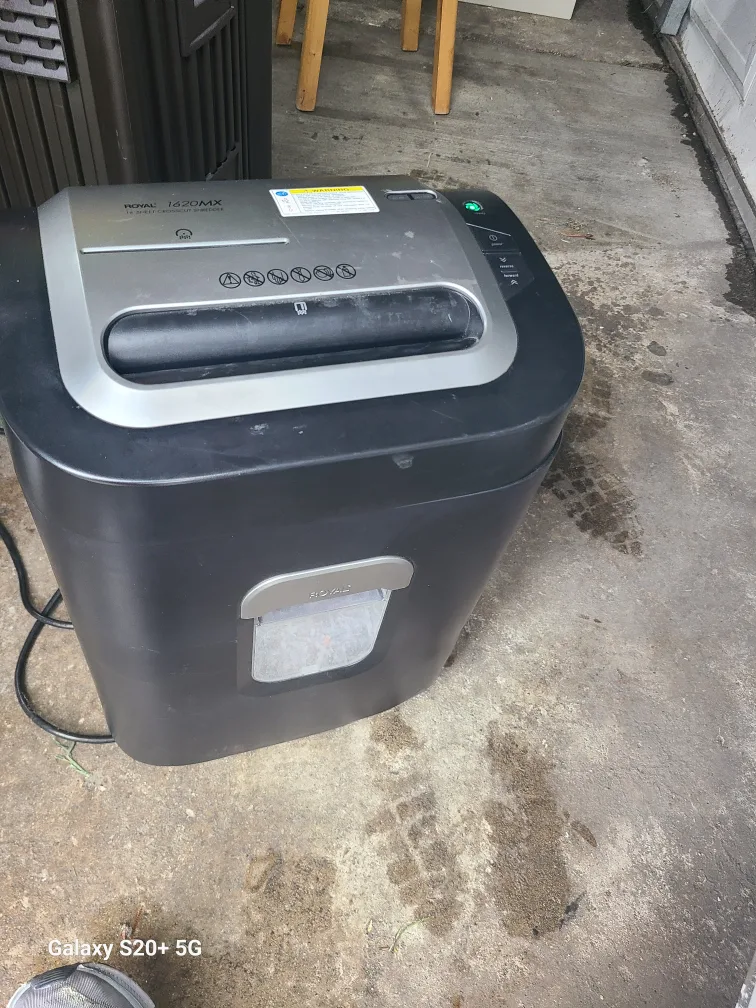 Royal 1620MX 16-Sheet Crosscut Shredder thumbnail