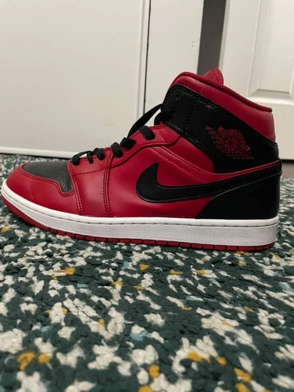 Air Jordan 1 Mid Red Black image indicator(2)