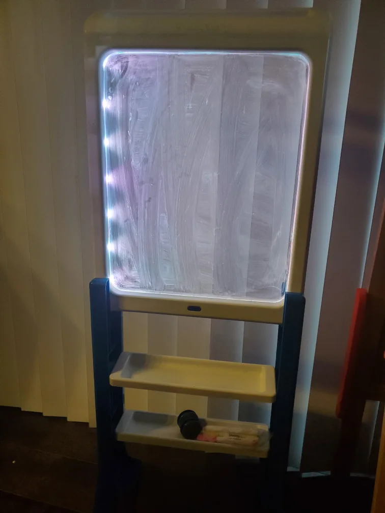 Light Up Kids Easel image indicator(8)