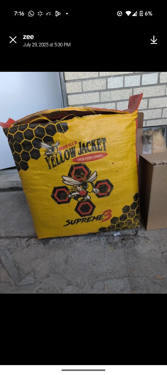 Yellow Jacket Supreme 3 Field Point Target + Easton Quiver thumbnail