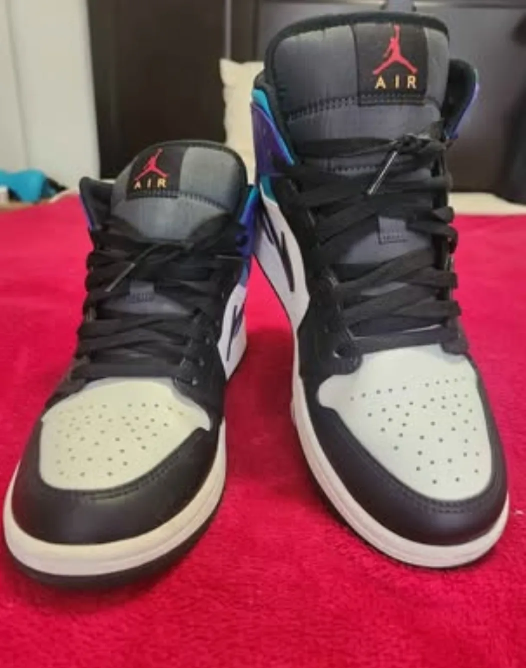 Air Jordan 1 Mid, size 8.5 thumbnail