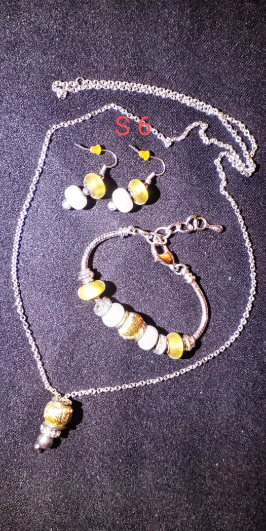 Assorted Costume Jewellery set image indicator(5)